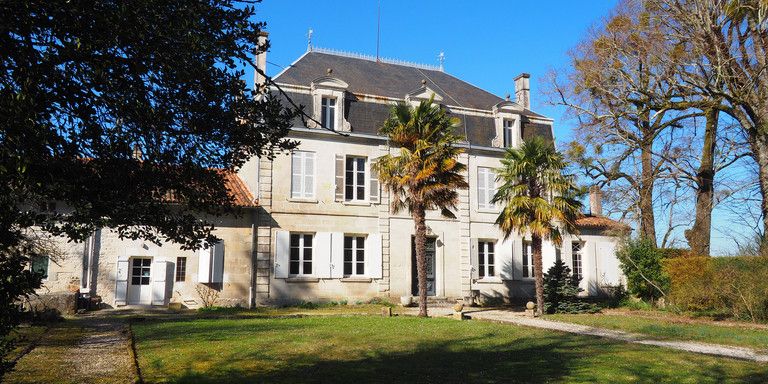 Mansion near SAINTES